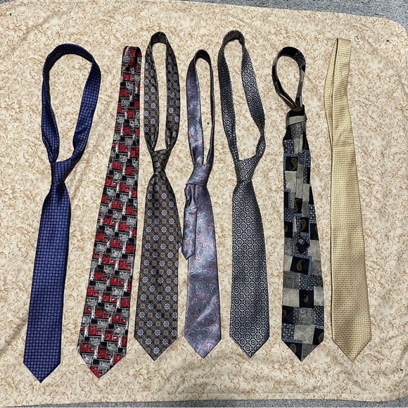 Neckties 9$ each good condition like new - Picture 3 of 3